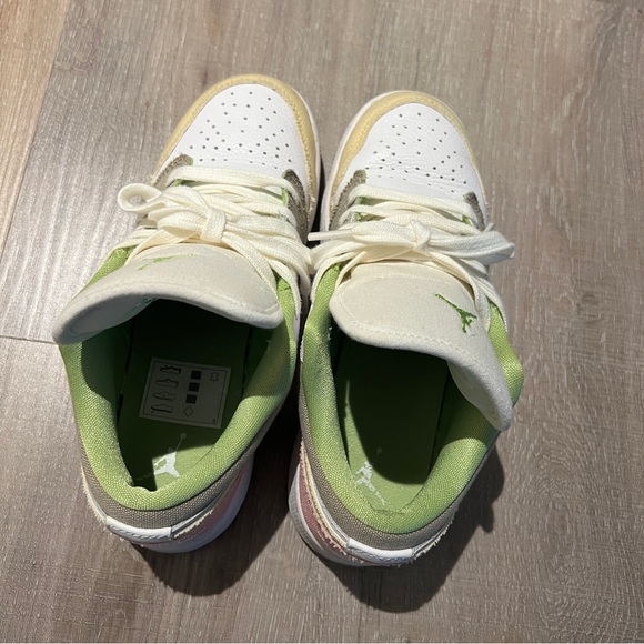 Nike Air Jordan 1 Low SE - Picture 4 of 9